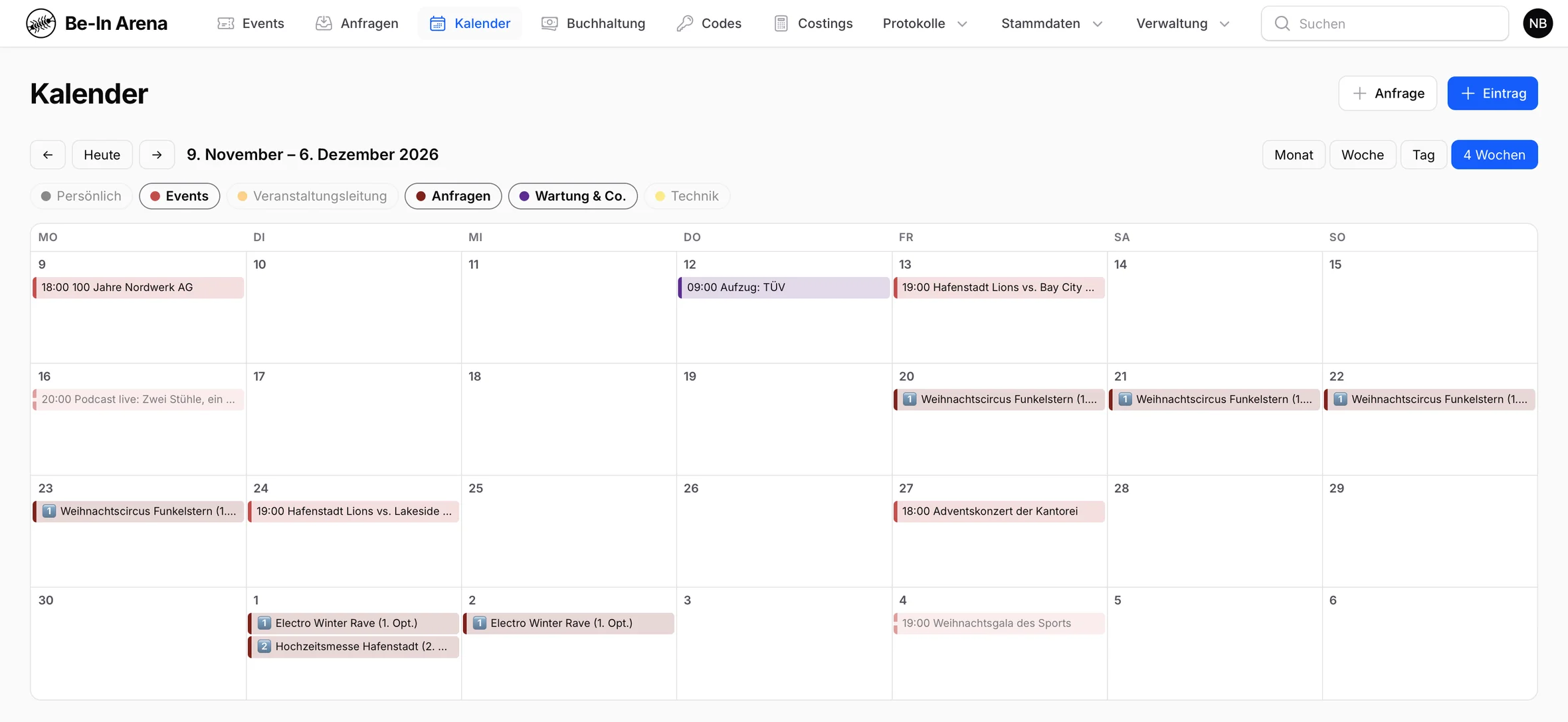 Der Kalender von VenueControl über vier Wochen: Events mit Uhrzeit, Optionen mit 1 und 2 nummeriert, fragliche Events blass und ein Wartungstermin, oben die Ebenen zum Ein- und Ausblenden.